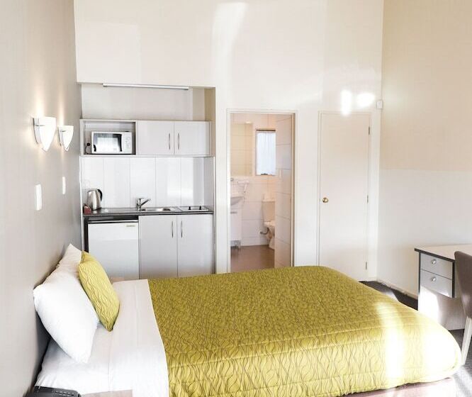Номер Стандарт с Гидромассажем, Airport Manor Inn