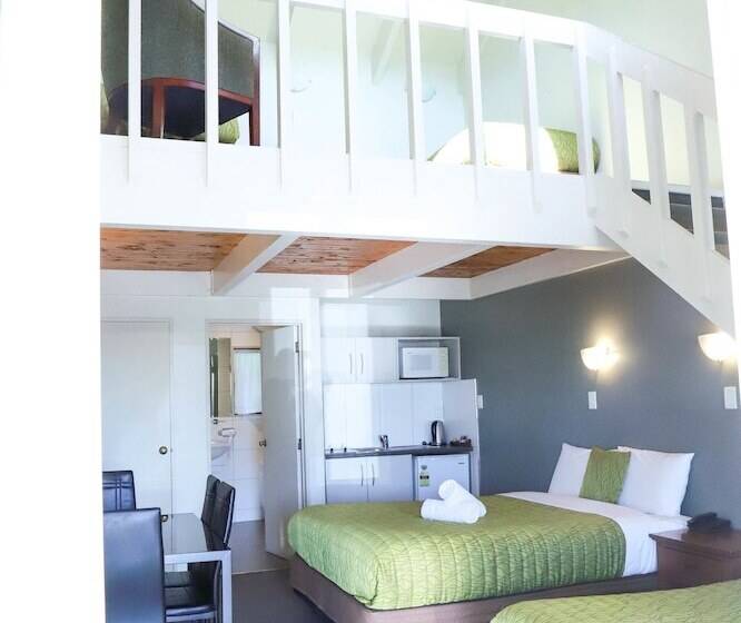 Семейный Номер, Airport Manor Inn