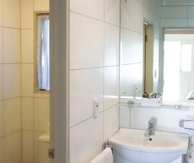 Семейный Номер, Airport Manor Inn