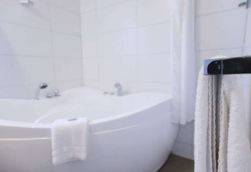 Quarto Familiar, Airport Manor Inn
