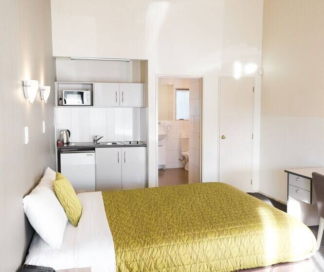 Номер Стандарт, Airport Manor Inn