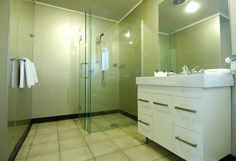 Quarto Familiar, Airport Manor Inn