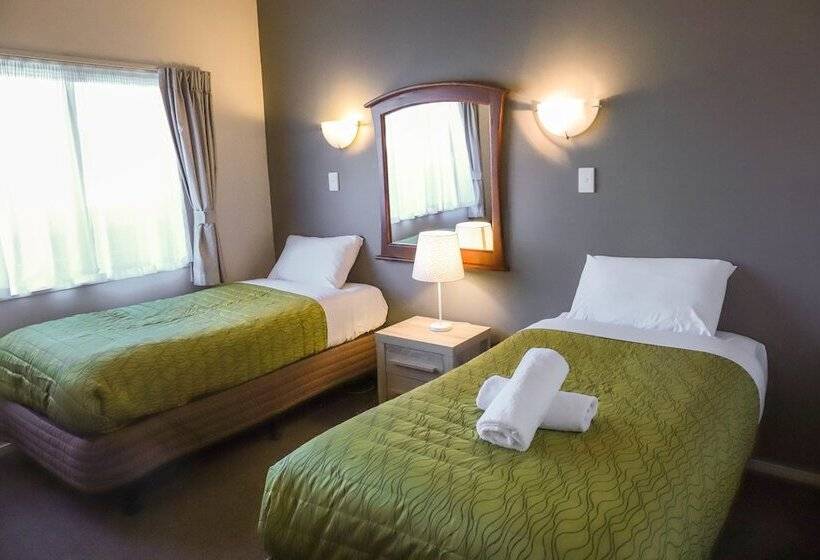 Семейный Номер, Airport Manor Inn