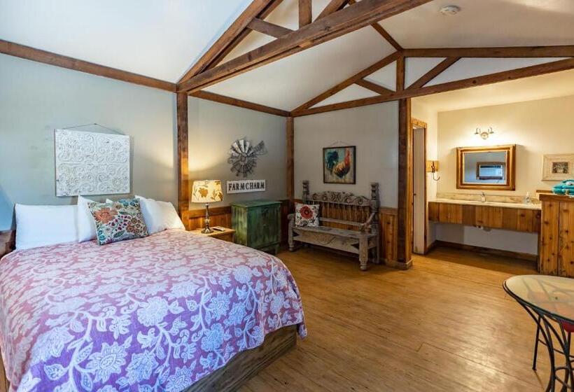 Студия Стандарт, The Historic Leakey Inn