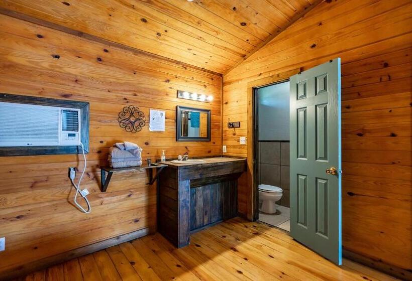 Номер Стандарт, The Historic Leakey Inn