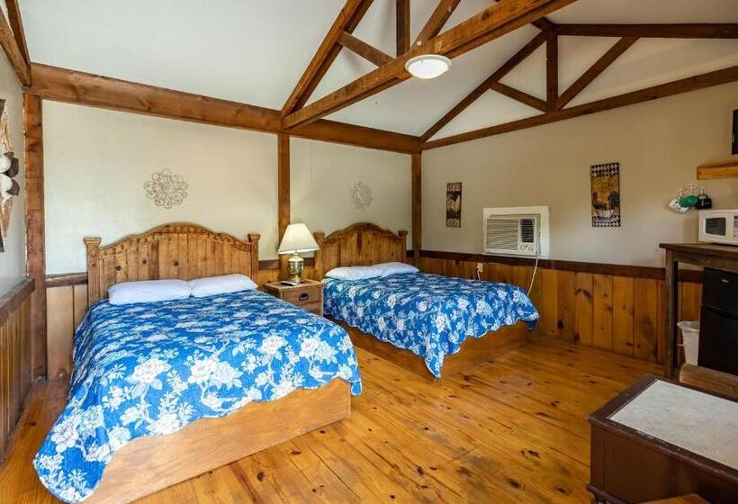 Четырехместный Номер Стандарт, The Historic Leakey Inn