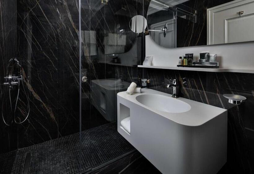 带河湖景观的轻年套房, Radisson Collection Morina Hotel, Tirana