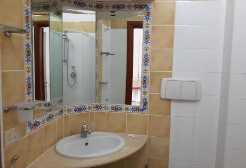 اتاق استاندارد چهارنفره با بالکن, Parigino