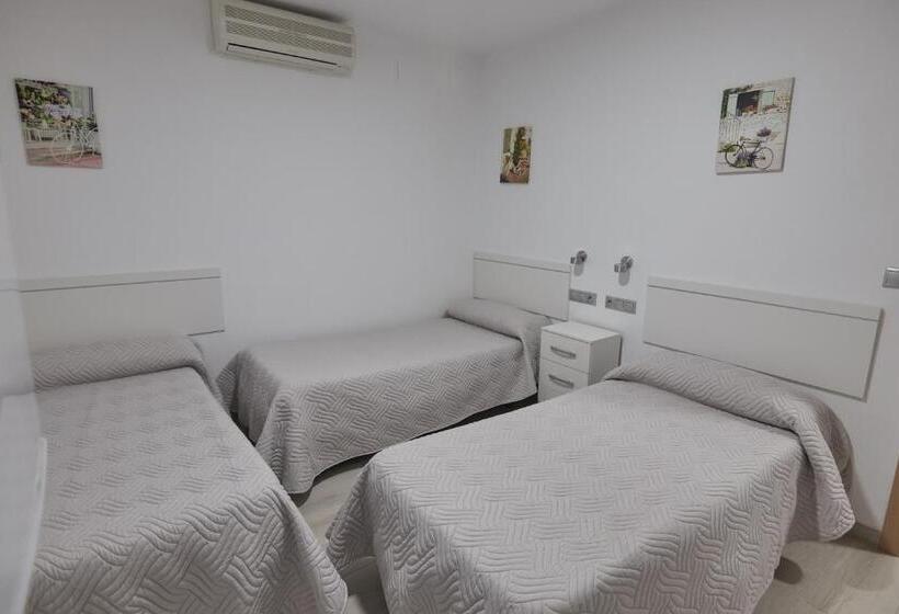 Трехместный Номер Комфорт, Hostal Guerra