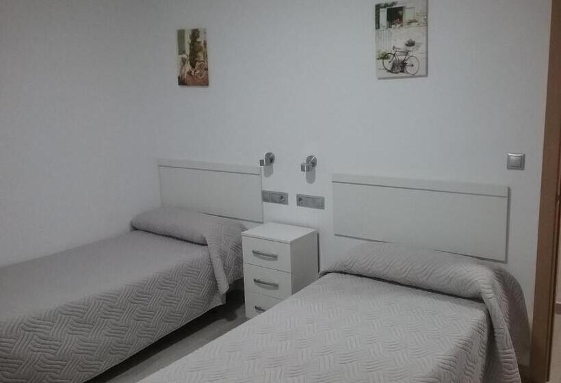 Трехместный Номер Комфорт, Hostal Guerra