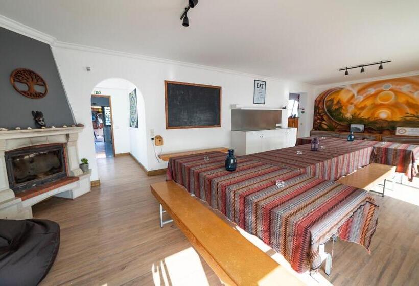 تختخواب در اتاق مشترک, Surf Yoga Ericeira Guest House