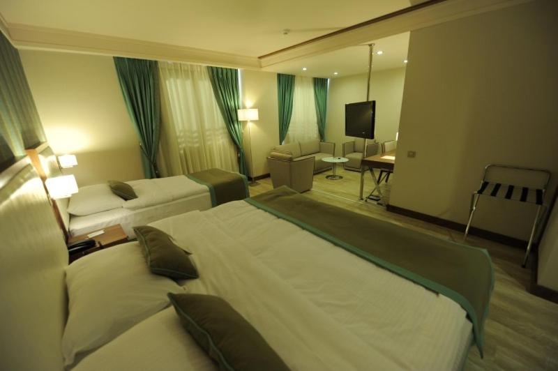 سوییت جونیور, Adana Plaza