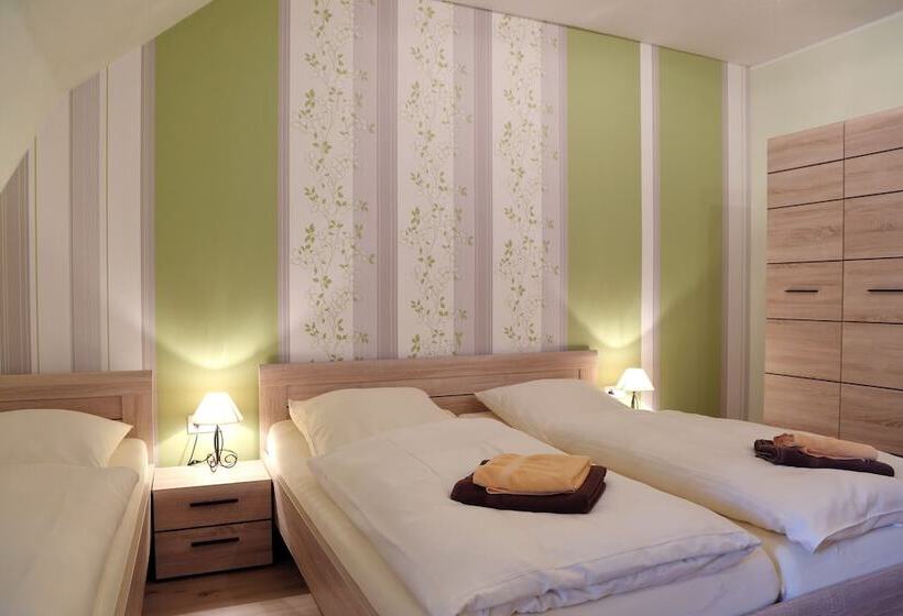 Номер Стандарт Трехместный, Gasthof Und Hotel Roter Hirsch