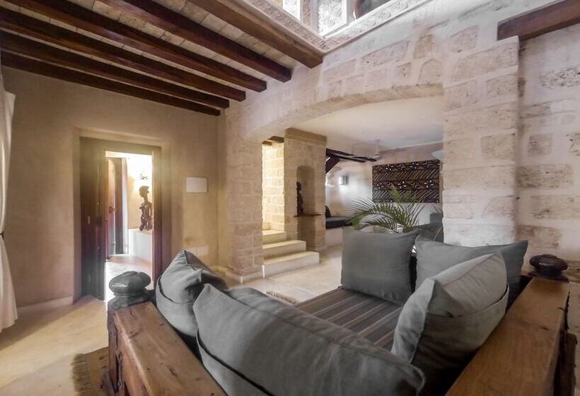 سوییت با چشم‌انداز دریا, The Charming Lonno Lodge Watamu