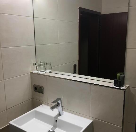 Трехместный Номер Стандарт с Балконом, Parkhotel Leiser
