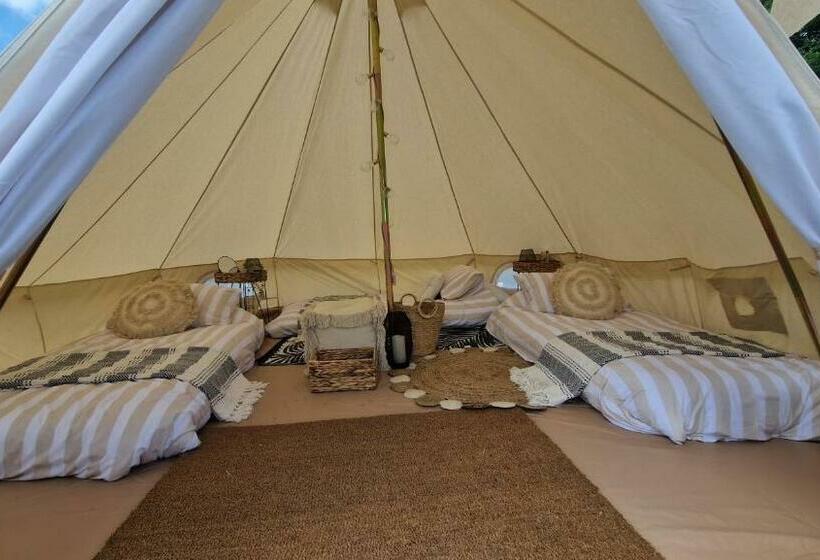 چادر با خدمات رفاهی استاندارد, Ben Lettery Hostel