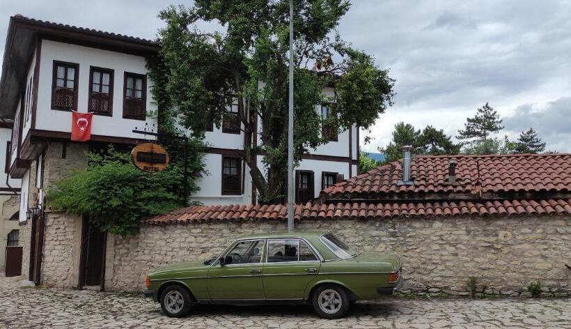 标准三人间, Yedekcioğlu Konak