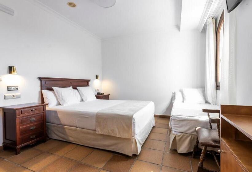 Номер Стандарт Трехместный, Hostal La Muralla