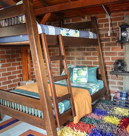 بنگله خانوادگی, The Canarys Hostal