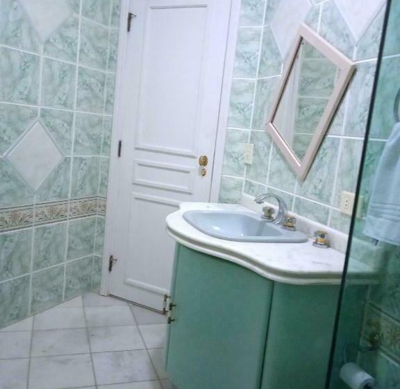اتاق خانوادگی, Acomodações Anfitriã