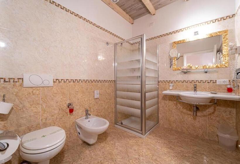 Quarto Estandar Primeiro Andar, Borgo Dei Poeti Romantik Wellness & Spa