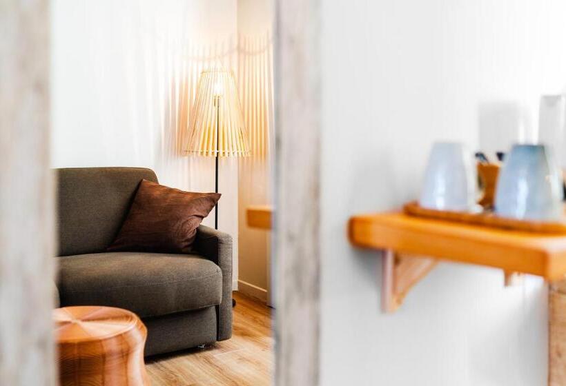 Полулюкс, Le C Boutique Hôtel