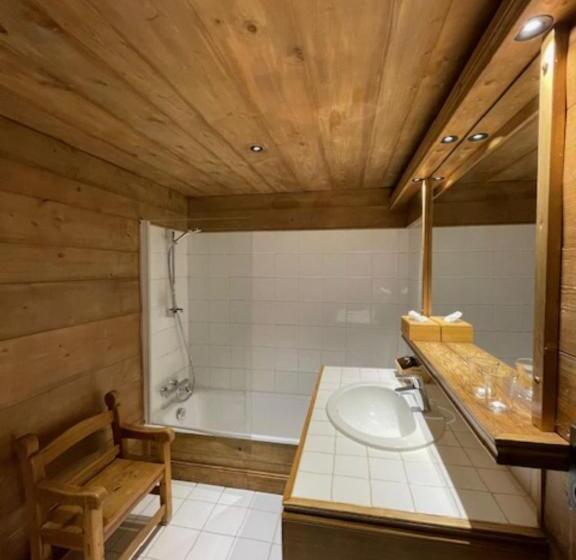 Трехместный Номер Стандарт Вид на Бассейн, Les Chalets De La Serraz