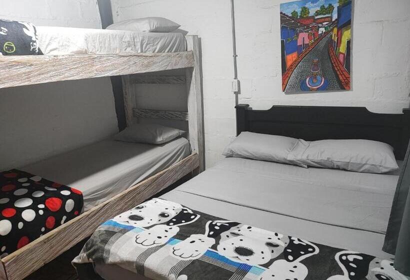 Cameră Familiară, Colors Fantasy Hostel