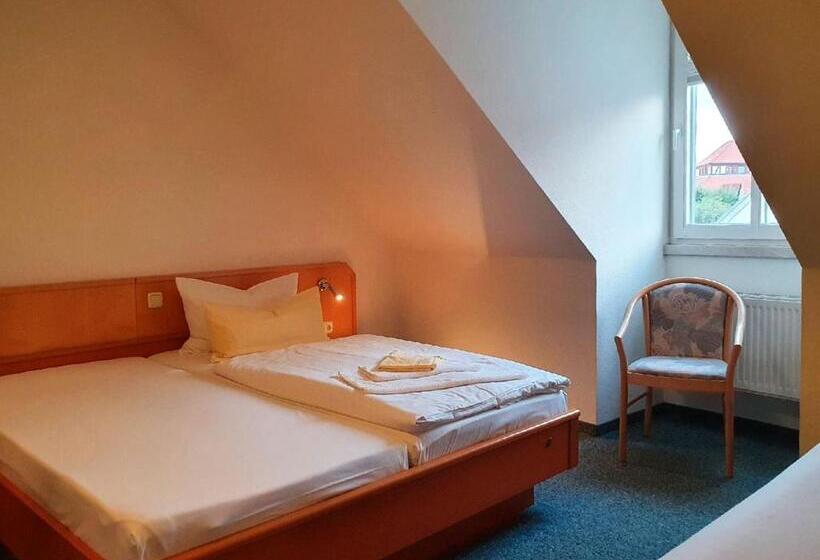 חדר סטנדרט לשלושה, Peenebrücke