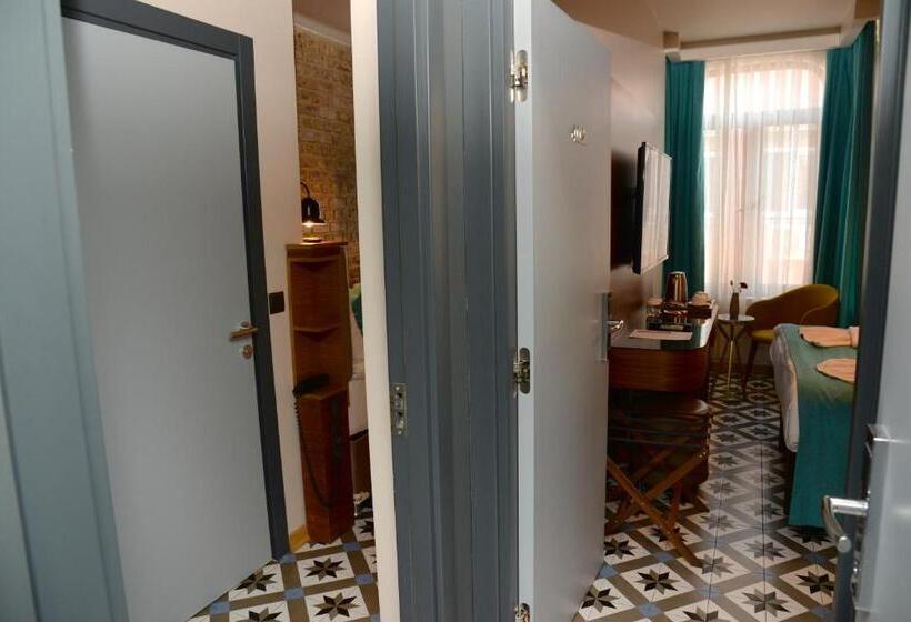 آپارتمان یک خوابه با دری مشترک که هال را جدا می کند., Pera Luna Residence
