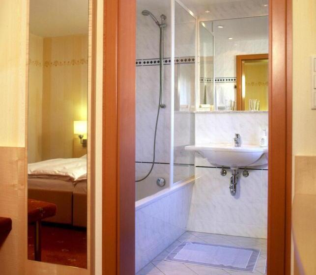 Quarto Estandar Individual, Graf