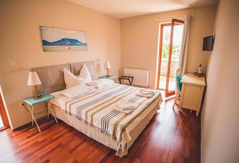 Номер Стандарт с Балконом, Hullám Villa B&b