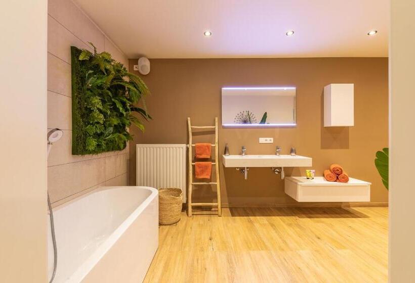 Люкс Повышенной Комфортности, La Grenouille   Suite De Luxe & Welness Privatif