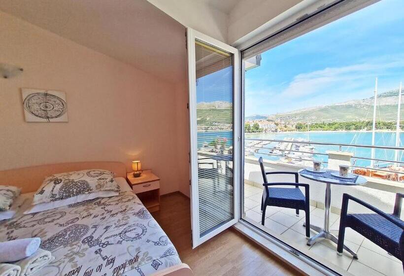 Comfort studio with sea view, Rooms And Apartments Porat