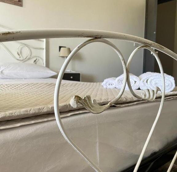 اتاق استاندارد چهارنفره با چشم‌انداز باغ, Elios Rooms