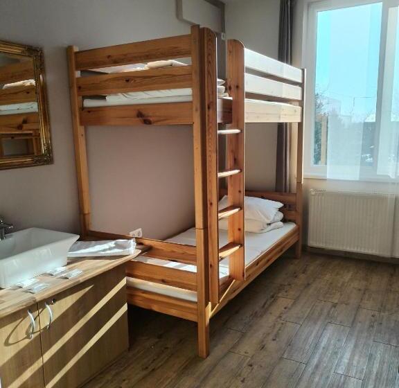 이코노미 쿼드러플룸(공용 화장실), Hostel Ferihegy