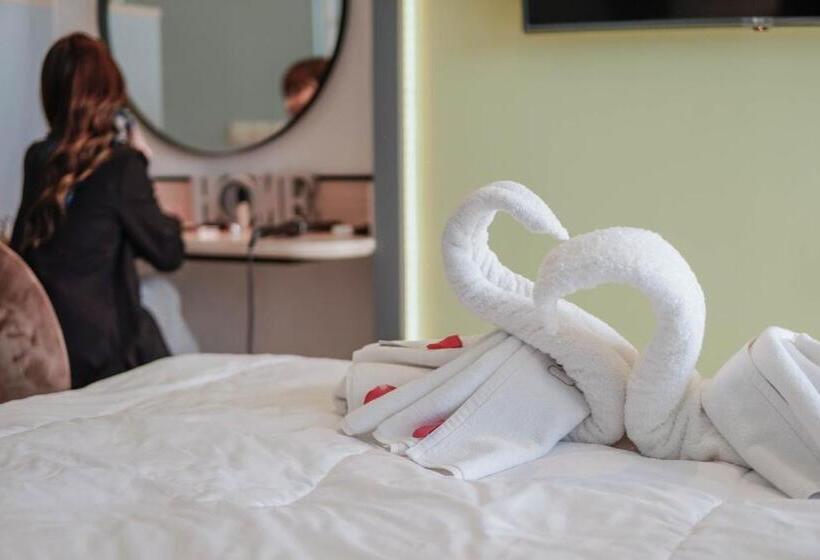استودیو استاندارد با بالکن, Emka Lodge Studio Room The Vertu Apartemen Ciputra World Surabaya
