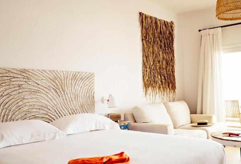 جناح جونيور بالطابق الأرضى, Petunia Ibiza, A Beaumier