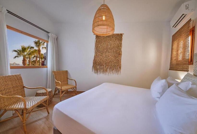 جناح جونيور بالطابق الأرضى, Petunia Ibiza, A Beaumier