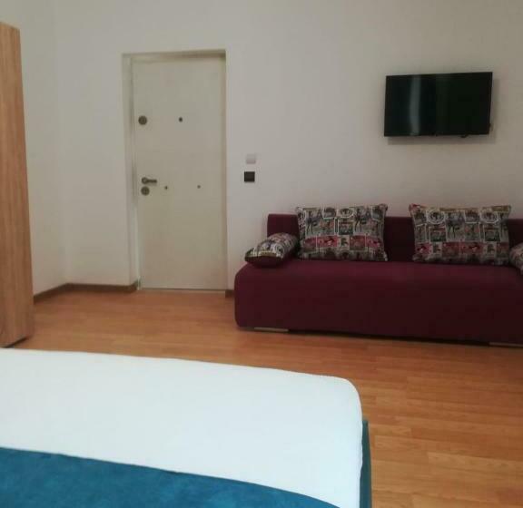 اتاق ساده سه‌ نفره, Casa Roa