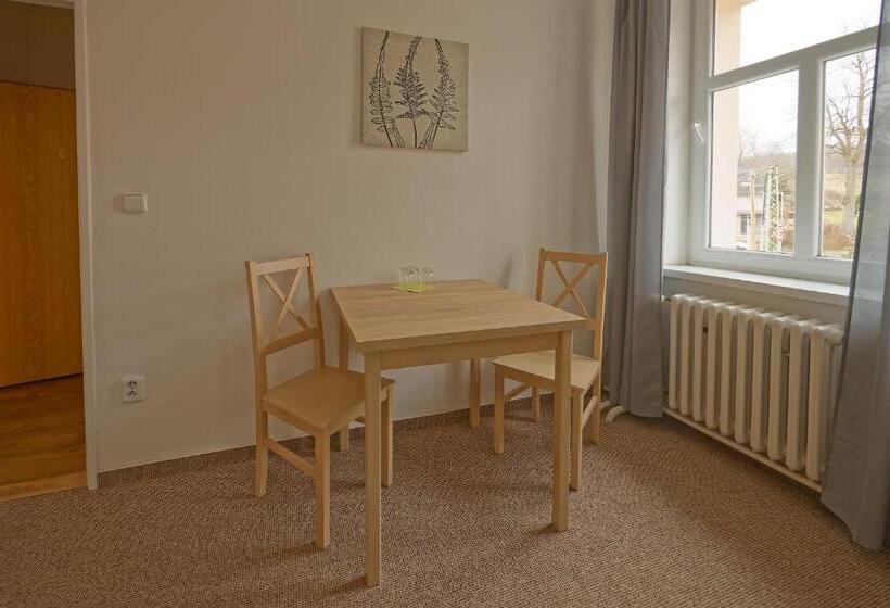 标准三人间, Penzion A Restaurace Na Křižovatce