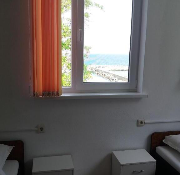 Triple Room Sea View, ваканционни къщи на брега  Holiday Houses On The Coast