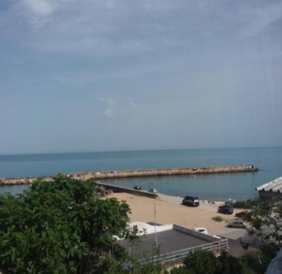 Triple Room Sea View, ваканционни къщи на брега  Holiday Houses On The Coast