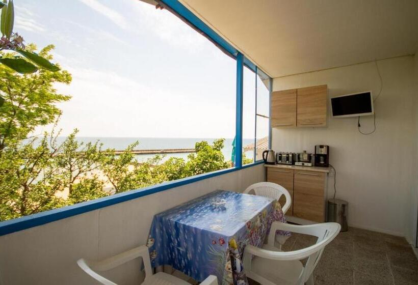 Triple Room Sea View, ваканционни къщи на брега  Holiday Houses On The Coast