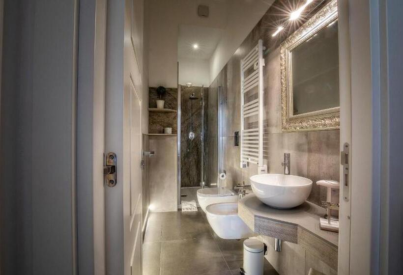 Номер Deluxe, Materia Relais