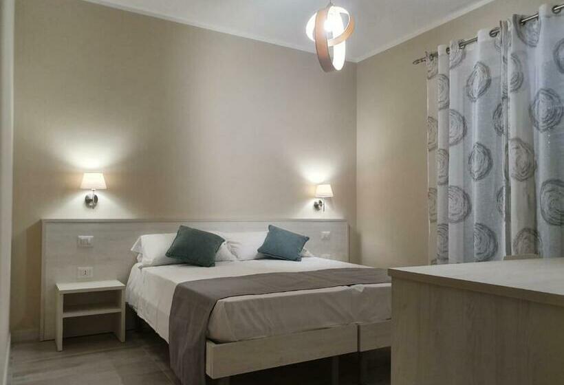 Quarto Estandar com Sacada, Oikia Rooms