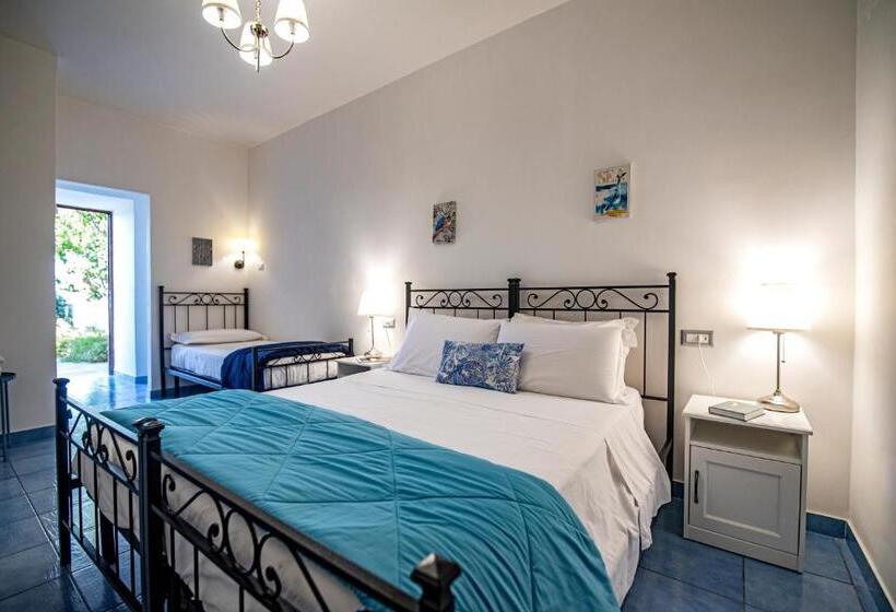 غرفة سوبيريور ثلاثية مطلّة علي البحر, Sonnino B&b