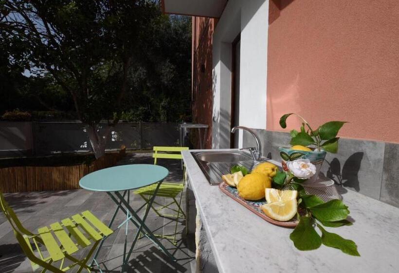 غرفة سوبيريور ثلاثية مطلّة علي البحر, Sonnino B&b