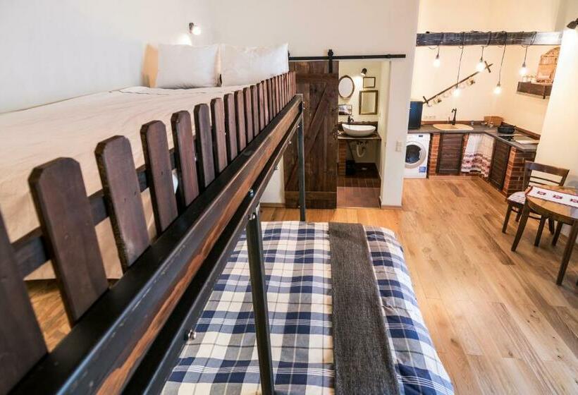 اتاق خانوادگی, Folkloric Loft Ulița Românească
