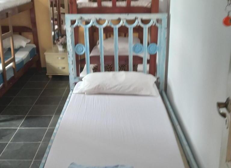Кровать в Общей Комнате, Hostel Yellow House Mg